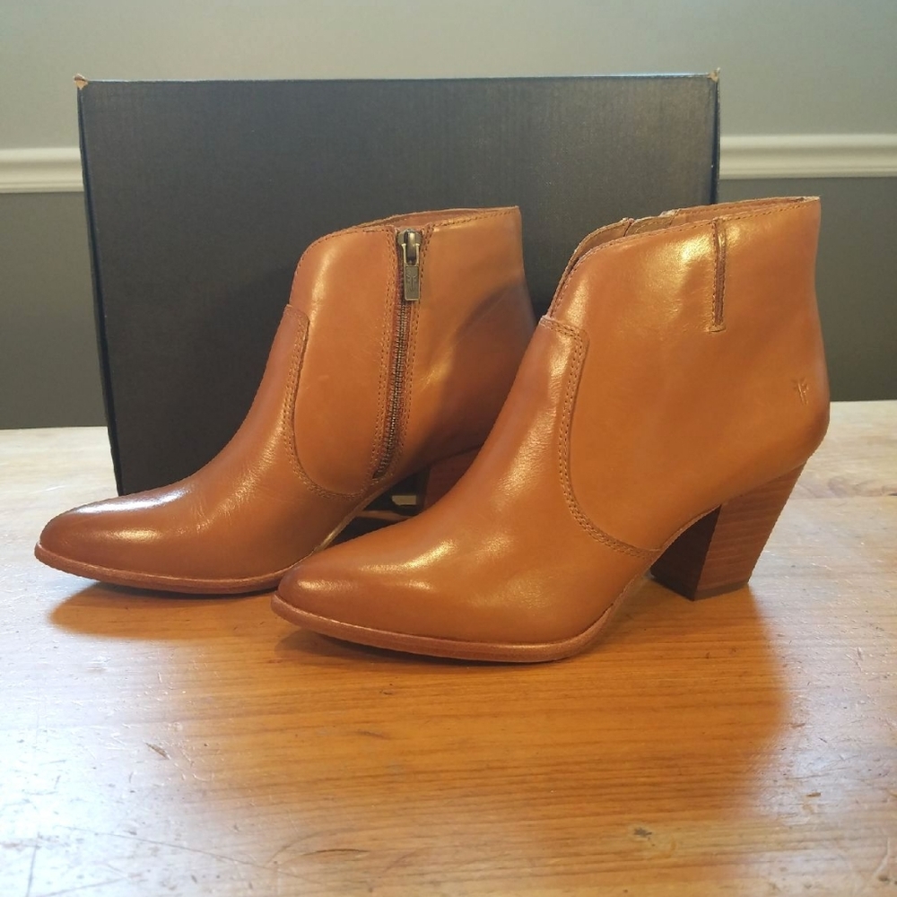 Frye Jennifer Cognac booties size 7.5